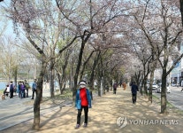수성못 산책하는 대구시민들