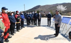 산불피해 주민들과 공무원 격려하는 문 대통령