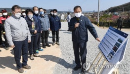 산불피해 재조림지 현황 설명 듣는 문 대통령