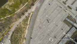 적막함 흐르는 한강공원 주차장