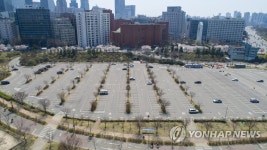 코로나19 여파, 폐쇄된 한강공원 주차장