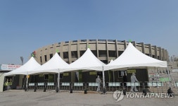 여야 비판에 잠실운동장 진료소, 송파구민만 대상으로 변경(종합)