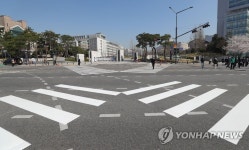 연세대 정문 앞 대각선 횡단보도