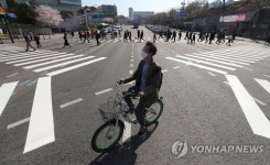대각선 횡단보도 건너는 시민들