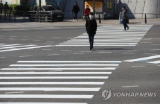 대각선 횡단보도 건너는 시민들