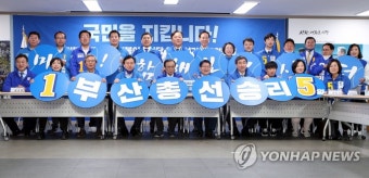 파이팅 외치는 이해찬 상임공동선대위원장