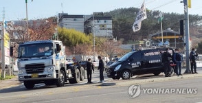 파업 찬반 투표 앞둔 화물연대 조합원