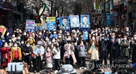 이낙연 위원장에게 박수 보내는 파주 시민들