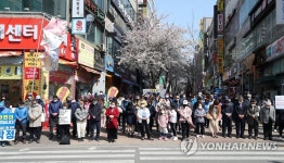 코로나19 의료진 추모 묵념하는 시민들