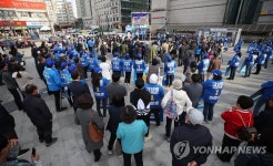 선거운동원들도 사회적 거리 위해 띄엄띄엄