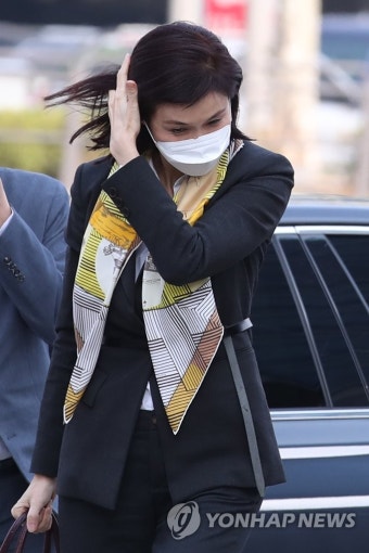 이혼소송 법정 향하는 노소영 아트센터 나비 관장