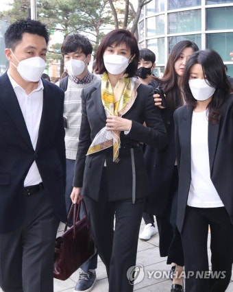 가정법원 향하는 노소영 아트센터 나비 관장