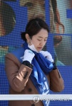 파란 스카프 착용하는 고민정 후보