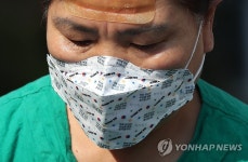 태극마크 새겨진 마스크 쓴 의료진