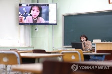 빈 교실에서 진행되는 온라인 수업