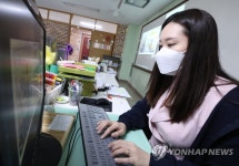 미술 선생님은 컴퓨터 앞에