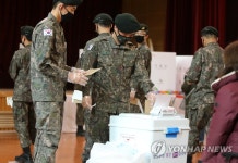 사전투표하는 장병들