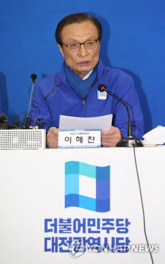 발언하는 이해찬 상임공동선대위원장