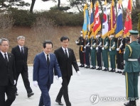 임시정부 요인 묘역 찾은 정세균 총리