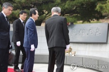 정세균 총리, 임시정부 요인 묘역 방문