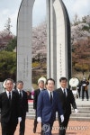 정세균 총리, 무명용사탑 방문