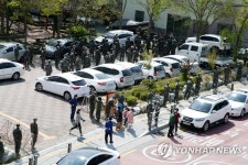 거리를 두고 선 해병대원