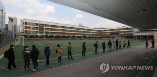 텅빈 학교에 투표줄만