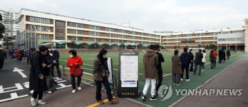 텅 빈 학교에 투표 줄만