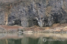 합수머리 강변의 주상절리