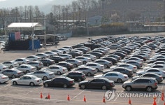 주차장에서 진행된 부활절 맞이 예배