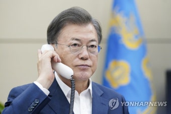 우즈베키스탄 대통령과 통화하는 문 대통령