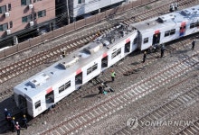 선로에서 뒤틀린 상태로