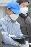 영장심사 후 법정 나서는 자가격리 위반 혐의 60대