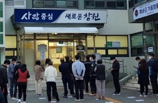 [선택 4·15] 경남 투표소 문 열기 전 대기 행렬…뜨거운 투표열기