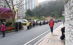 투표소 앞 순서 기다리는 시민들
