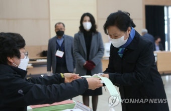 투표하는 권양숙 여사