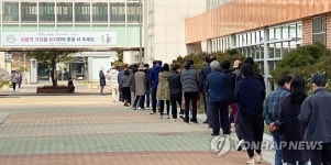 [선택 4·15] 전국 투표소 새벽부터 긴 줄…휠체어·목발 투혼