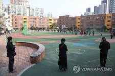 간격 두고 선 유권자들