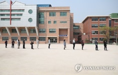 [선택 4·15] 도포 입고 갓 쓰고 소중한 한표…휠체어·목발 투혼도(종합)