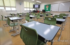 텅 빈 교실에서 온라인 수업