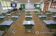 텅 빈 교실에서 온라인 수업