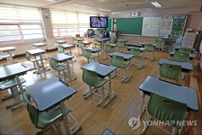 텅 빈 교실에서 온라인 수업