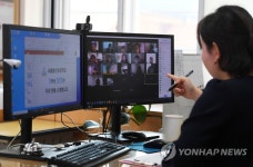 선생님 홀로 교실서 원격 수업