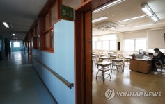 텅 빈 교실에서 온라인으로 만나는 학생과 교사