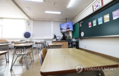 텅 빈 교실에서 온라인으로 만나는 학생과 교사