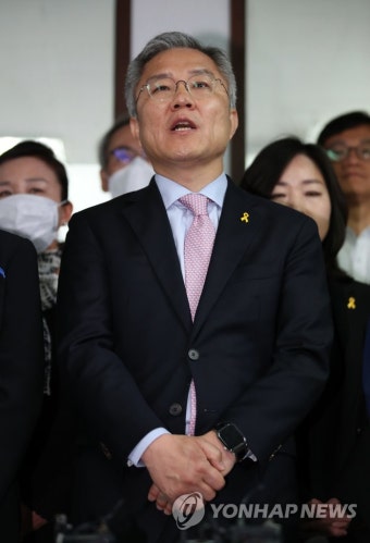 당선 소감 밝히는 최강욱
