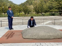 박재호 당선인, 노무현 전 대통령 묘역에 참배