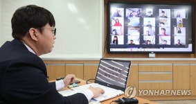 온라인으로 만나는 선생님과 학생들