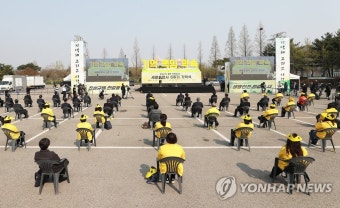 사회적 거리 두기 지키며 진행되는 세월호 6주기 기억식