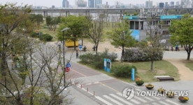 사회적 거리두기 연장 앞둔 한강시민공원